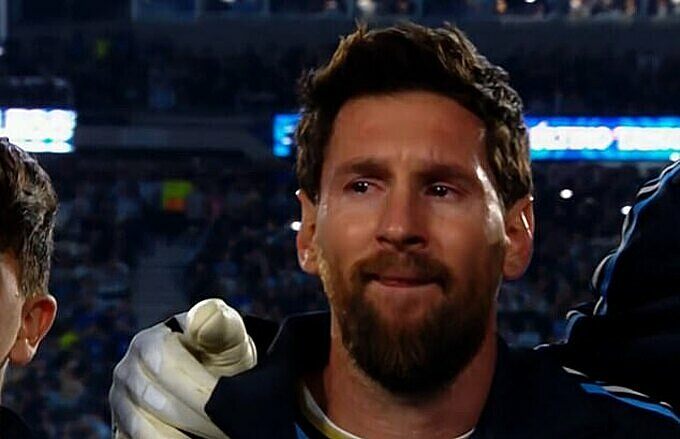 Messi rơi nước mắt trong lễ chào cờ trên sân Buenos Aires tối 6/10. Ảnh chụp màn hình