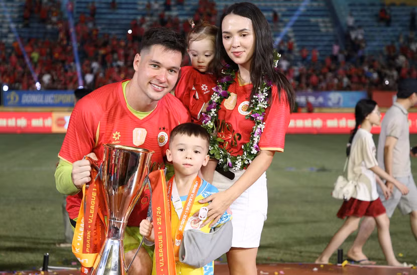Thủ môn Nguyễn Filip cùng gia đình nhỏ và chiếc cúp vô địch quốc gia 2025/2026