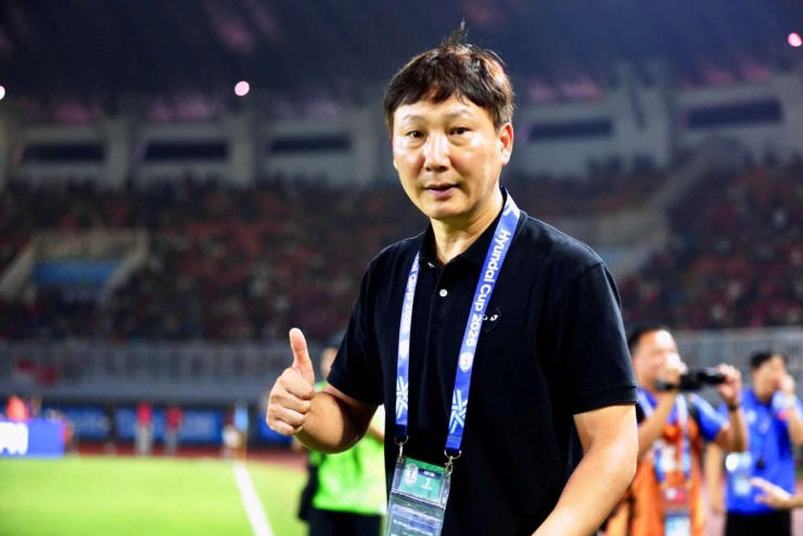 HLV Kim Sang-sik sẽ không bị lỡ kế hoạch về việc chuẩn bị cùng ĐT Việt Nam cho VCK Asian Cup 2027. Ảnh: VFF