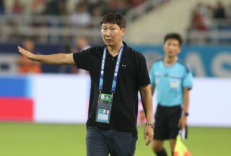 Để giúp HLV Kim Sang Sik vượt khó