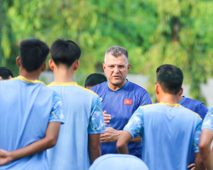 HLV Cristiano Roland hoàn toàn có thể là ứng cử viên tiềm năng dẫn dắt ĐT Việt Nam trong tương lai. Ảnh: VFF