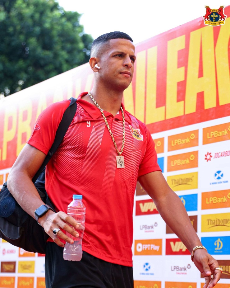 Lucao đã có 4 năm sinh sống và làm việc tại Việt Nam. Ảnh: Ninh Bình FC.