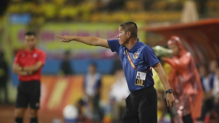 HLV Chu Đình Nghiêm và CLB Ninh Bình được vinh danh trước vòng 5 V-League 2026/2027 (Ảnh: VPF).
