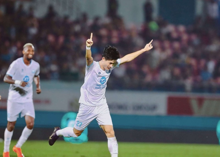 Trần Ngọc Sơn ăn mừng thắng đấu tiên tại V.League 2026/2027. Ảnh: FBNV.
