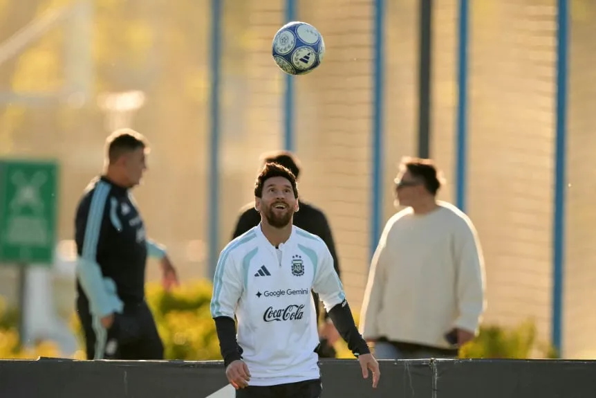 Messi tươi cười trong buổi tập ngày thứ Hai