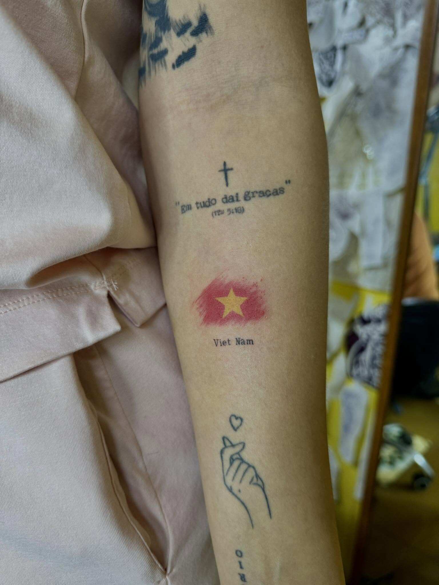 Lais Machado xăm hình lá cờ đỏ sao vàng&nbsp;như một lời bày tỏ tình yêu của mình dành cho đất nước Việt Nam
