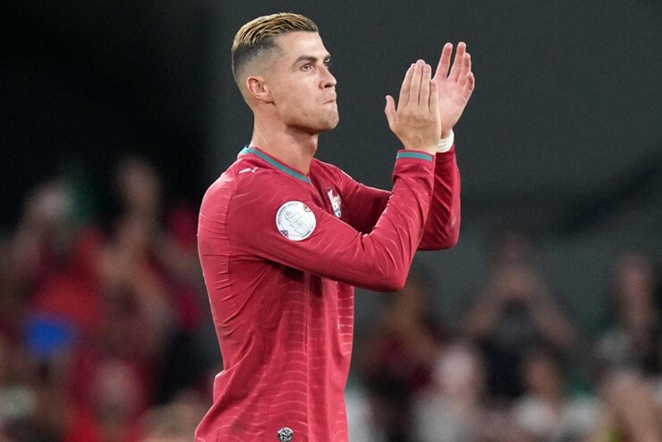 HLV Bồ Đào Nha bị hỏi dồn về Ronaldo, Fernandes tiết lộ cuộc nói chuyện với CR7 - 4