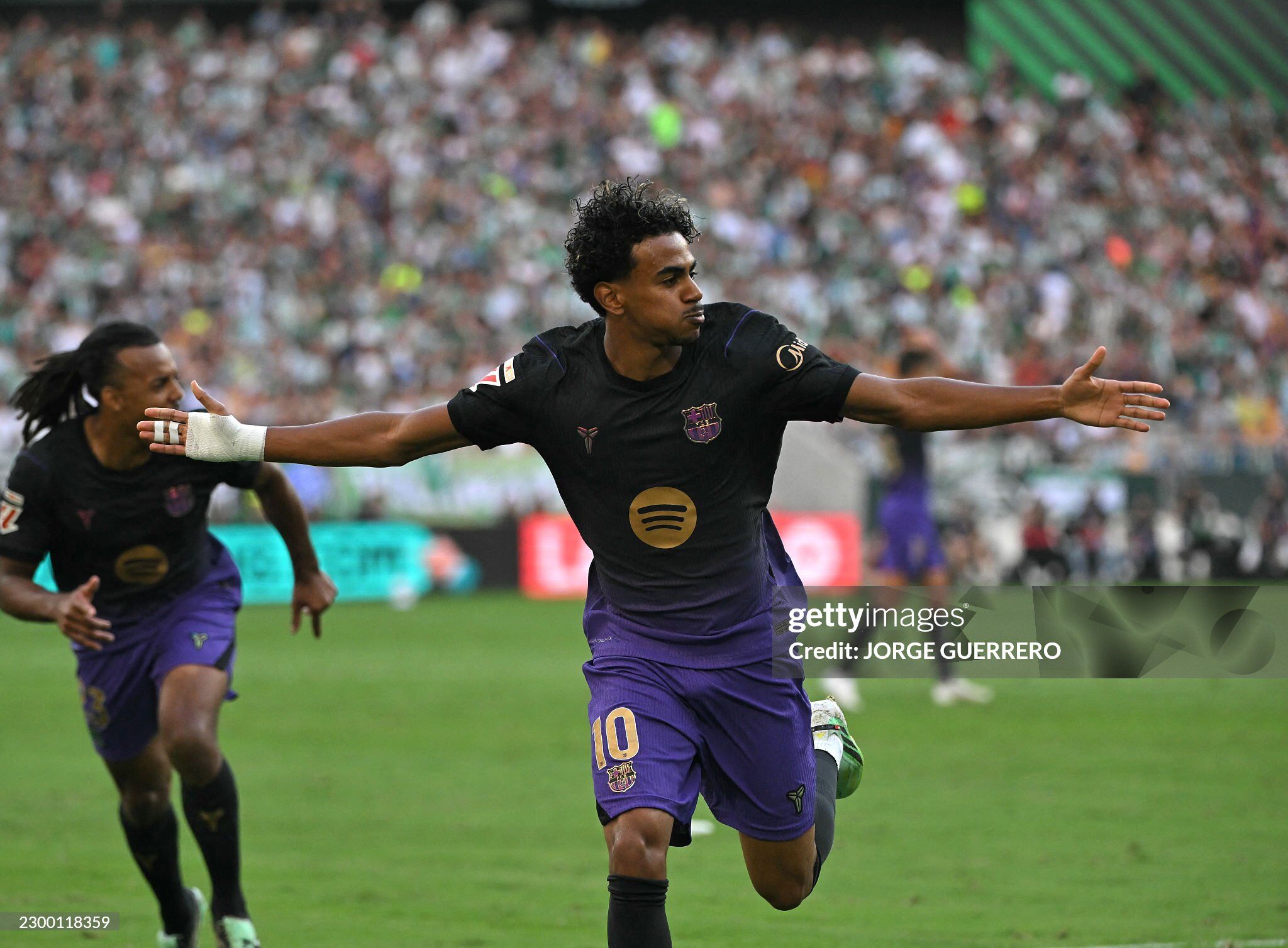 Yamal tỏa sáng trước Betis