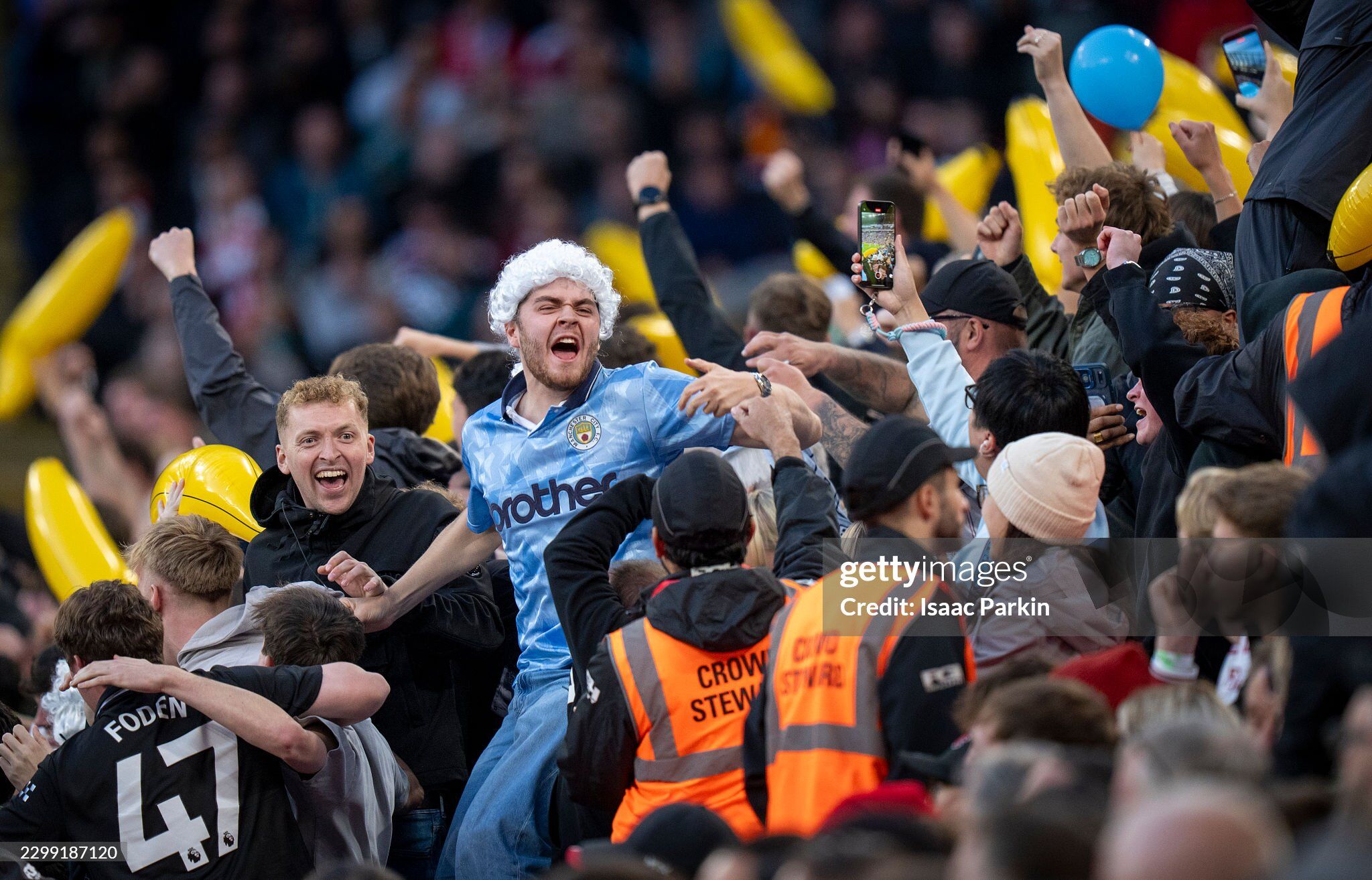 Fan Man City hả hê trong sự thù địch tại Anfield