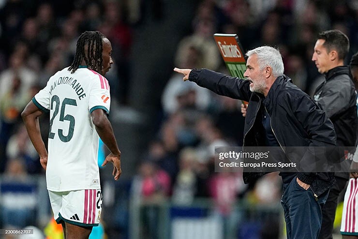 HLV Mourinho không ngừng thúc giục học trò cố gắng