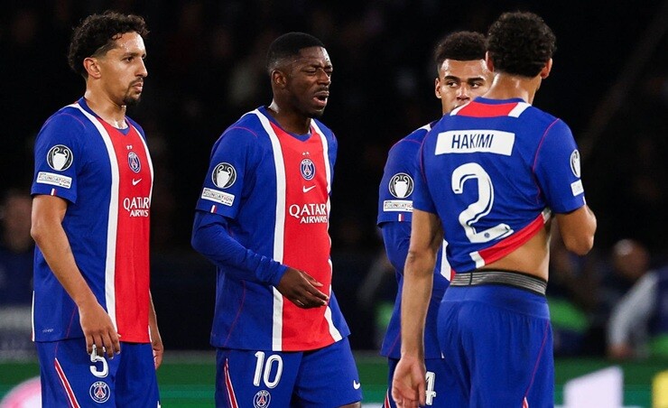 Dembele nhăn nhó&nbsp;rời sân sau khi dính chấn thương