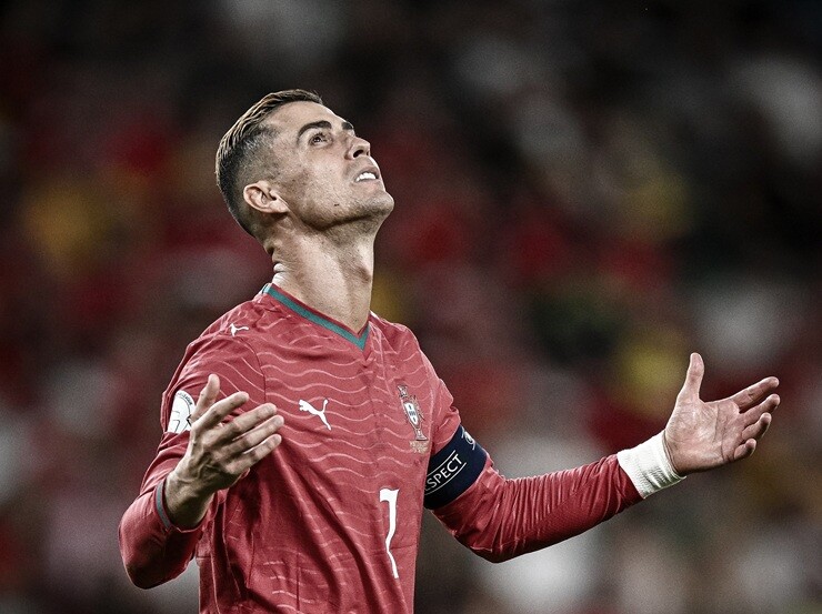Ronaldo đã so sánh bản thân với Pele và Maradona trong một thông cáo dài 2.000 từ, nhằm lên tiếng về mâu thuẫn với HLV Jesus của đội tuyển Bồ Đào Nha