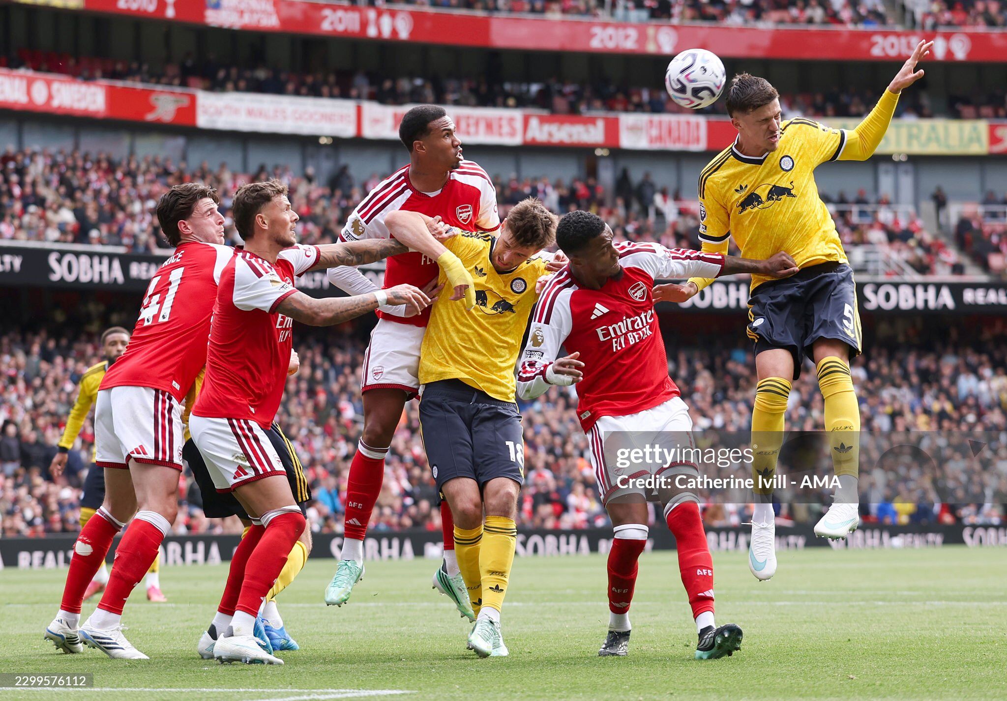Arsenal gặp nhiều khó khăn trước Leeds