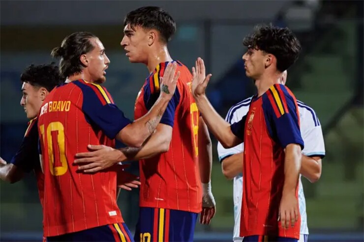 Carlos Espí tỏa sáng với 5 bàn thắng