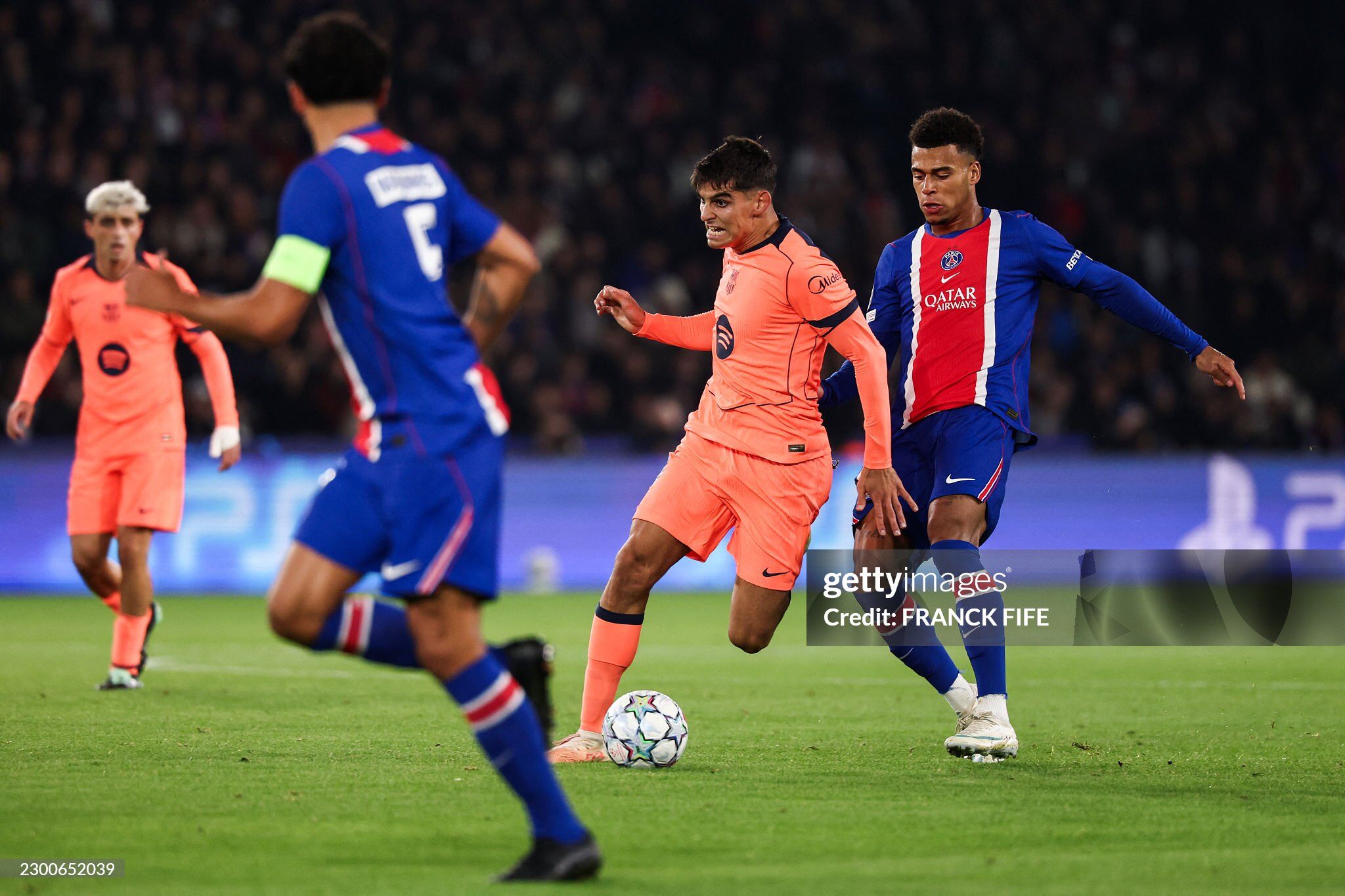 Trận đấu giữa PSG (áo đỏ-xanh) và Barca diễn ra vô cùng hấp dẫn