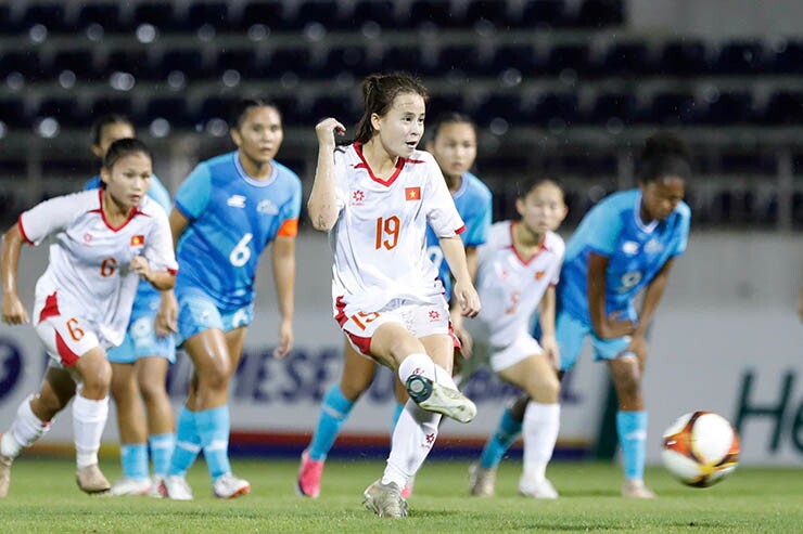 U17 nữ Việt Nam (áo trắng) thi đấu ấn tượng
