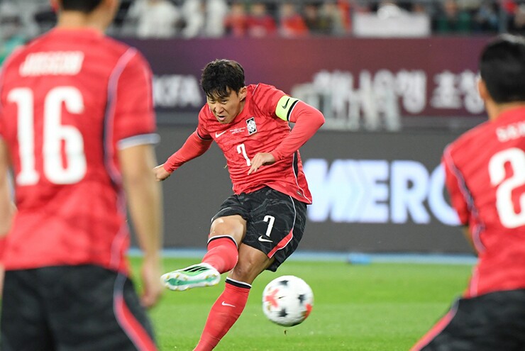 Son Heung Min mở tỷ số bằng cú sút phạt tinh quái