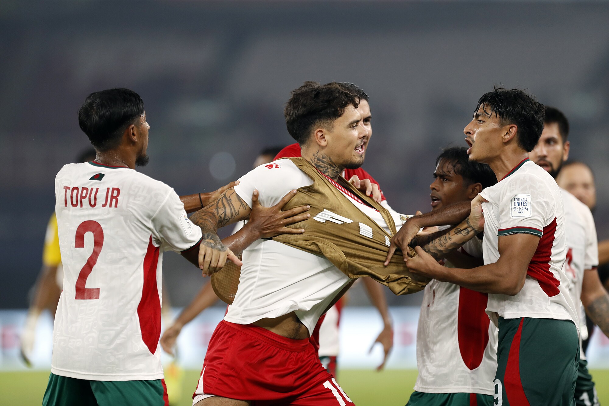 Một cầu thủ dự bị của Indonesia lao vào đòi ăn thua đủ với nhóm cầu thủ Bangladesh.