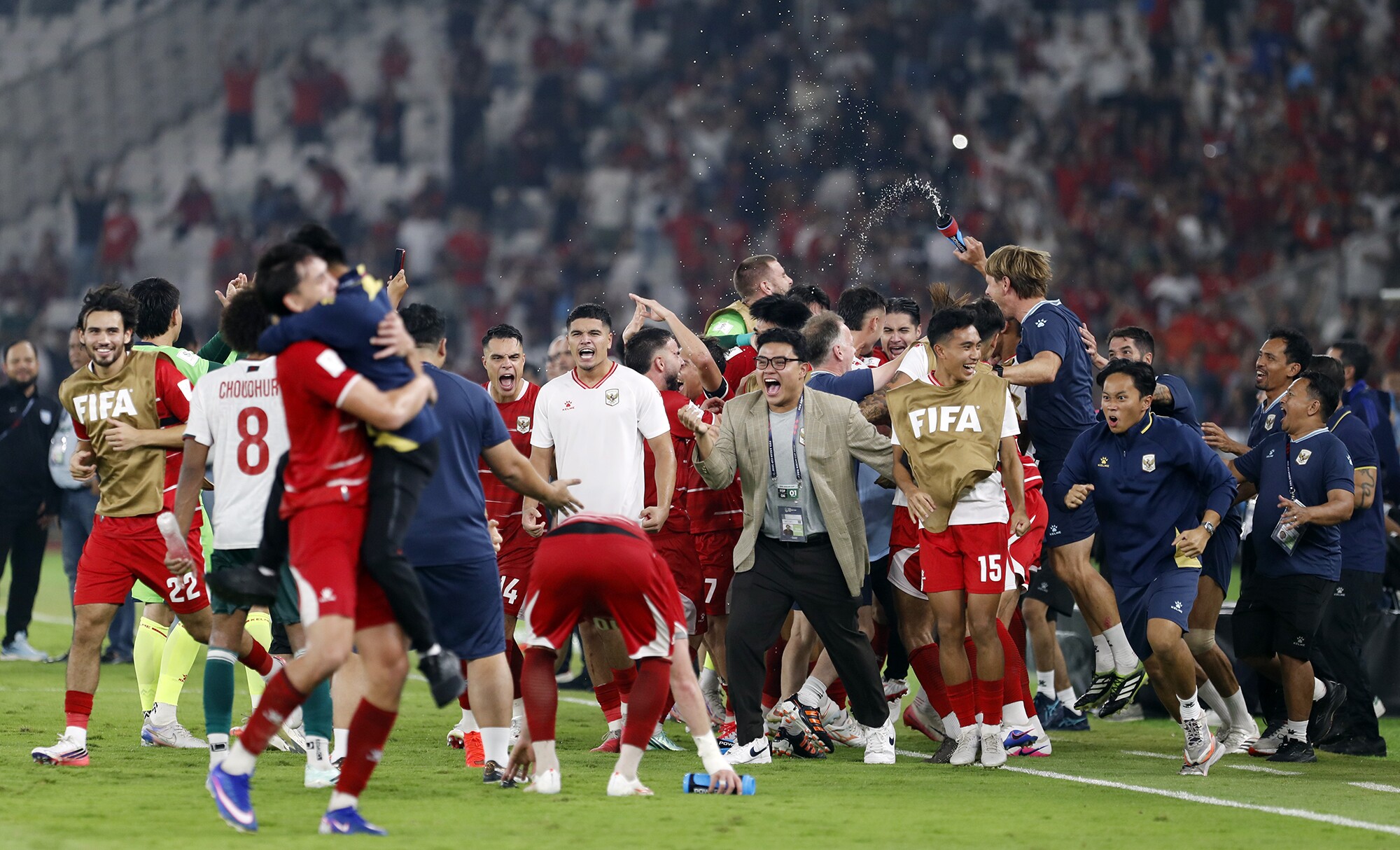 Sân vận động Bung Karno như "nổ tung" cùng với màn ăn mừng vé chung kết FIFA ASEAN Cup 2026 của thầy trò HLV&nbsp;John Herdman.
