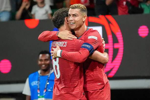 Bruno Fernandes chọc khe cho Ronaldo ghi bàn vào lưới xứ Wales. 1 phút sau bàn thắng bị tước vì Ronaldo việt vị