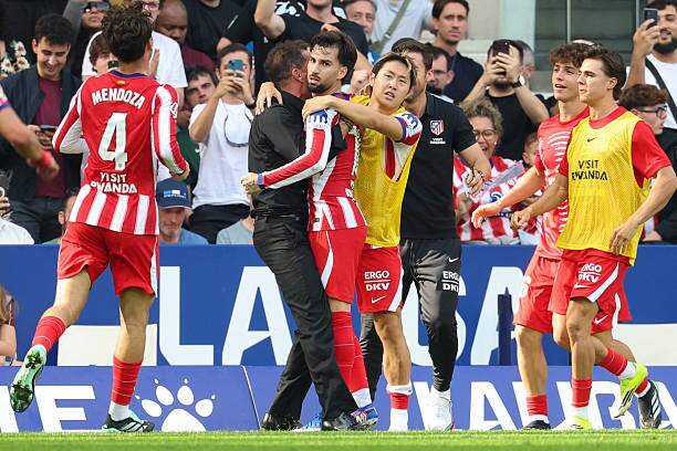 Baena ăn mừng cùng HLV Simeone và các đồng đội sau tuyệt tác tầm xa phút 89