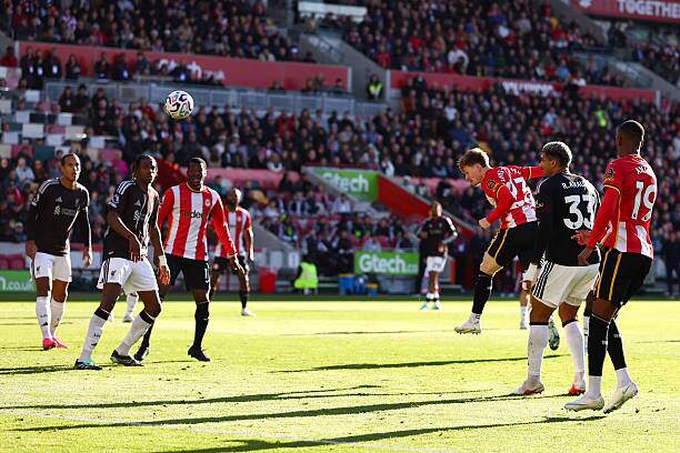 Lewis-Potter đánh đầu đưa Brentford dẫn trước