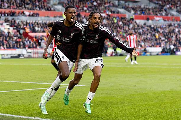 Isak "tàng hình" gần cả trận nhưng có mặt đúng lúc để đưa Liverpool dẫn 2-1
