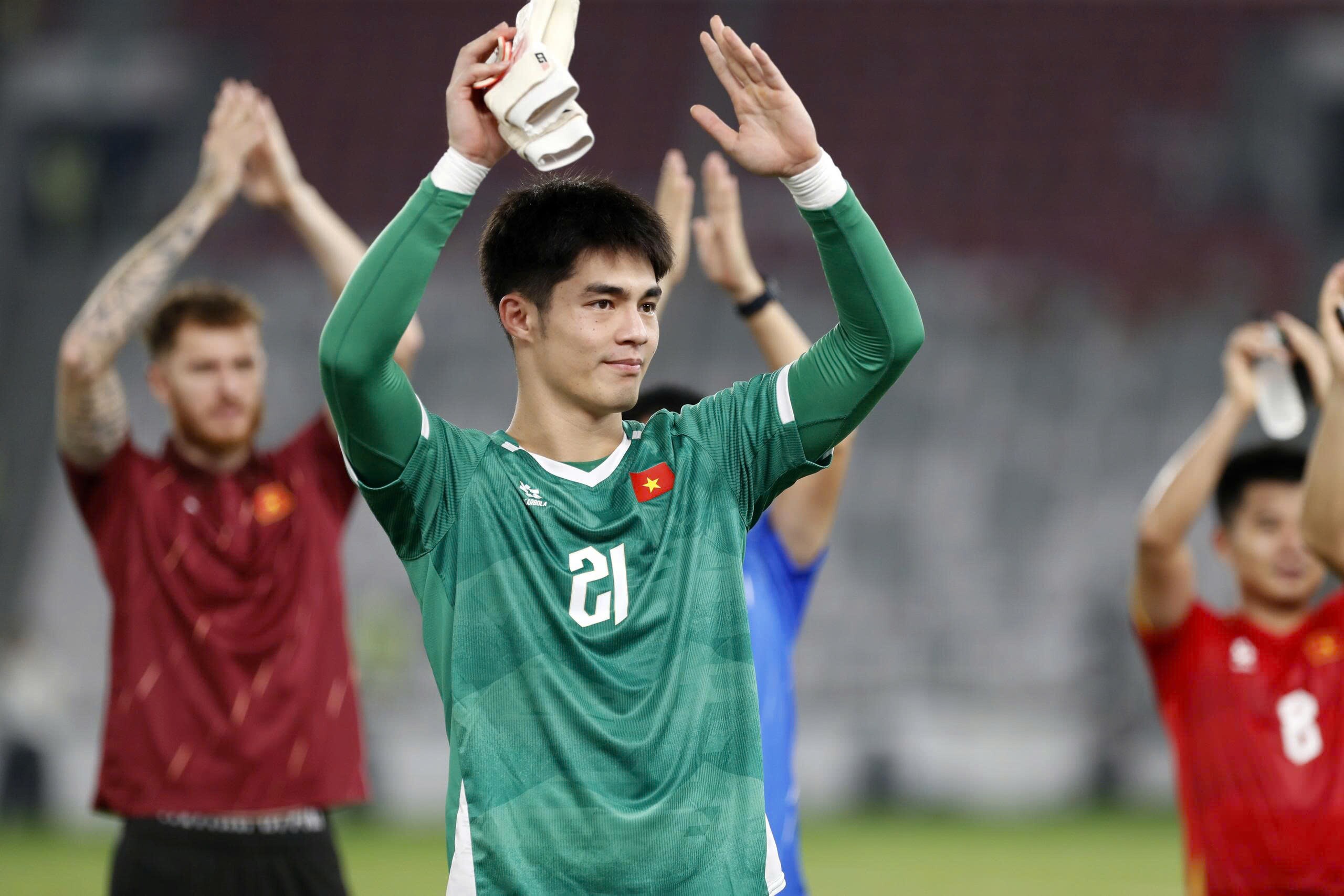 Nụ cười hiếm thấy của HLV Kim Sang Sik sau màn ngược dòng thắng Pakistan - 11